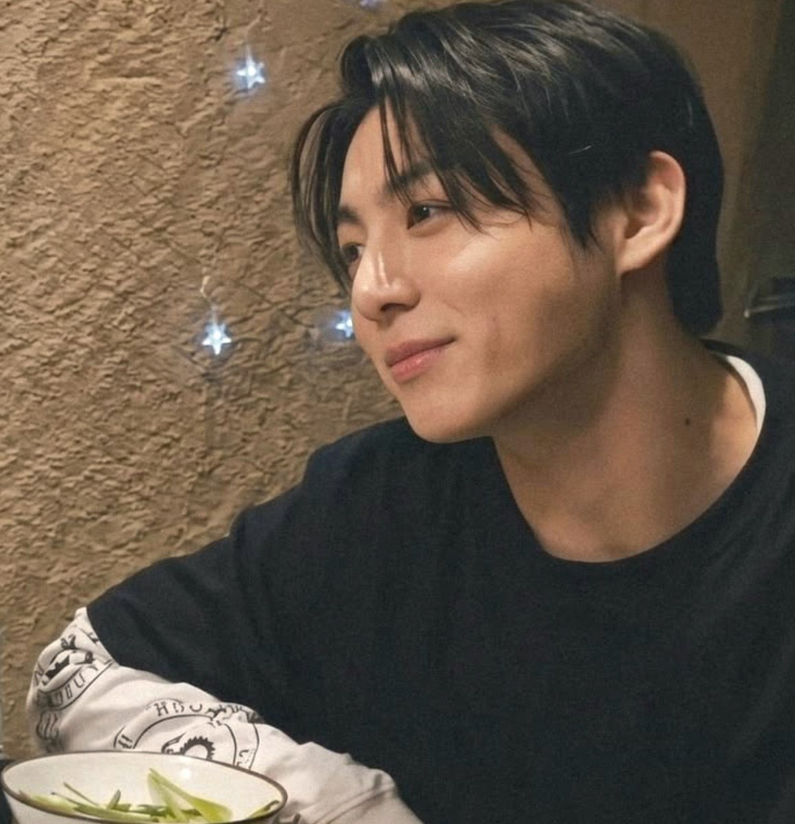 JKJMKEEPGOING's tweet photo. Who do you think he was looking at?? https://t.co/NBQzzbRr4H
