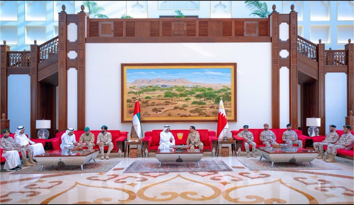 HamdanbinM3beo's tweet photo. His Majesty King Hamad bin Isa Al Khalifa of the Kingdom of Bahrain led the welcoming party for His Highness Sheikh Hamdan bin Mohammed bin Rashid Al Maktoum, Crown Prince of Dubai, Deputy Prime Minister and Minister of Defence. #faz3 #fazza https://t.co/UIDeyzoMDp