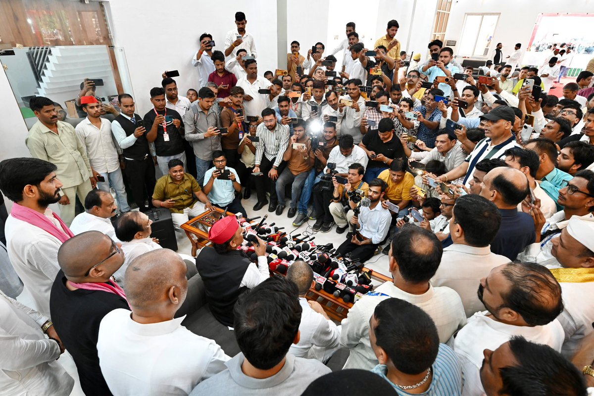 yadavakhilesh's tweet photo. https://t.co/dildJmGYWu