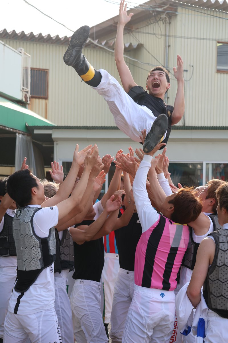 hochichihokeiba's tweet photo. 【阪神アーバン競馬】園田競馬

６Ｒが騎手生活最後の騎乗となった山田雄大騎手。ヒーローエフエーで８着でした
レース後、騎手仲間から胴上げの祝福と、水の中へ・・・
が待っていました。

お疲れさまでした

#山田雄大
#ヒーローエフエー https://t.co/kxlMkmUSZL