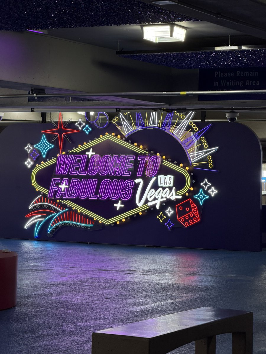 dd209xx's tweet photo. 베가스 첫날 무사히 왈료 https://t.co/sErmJvkLqx