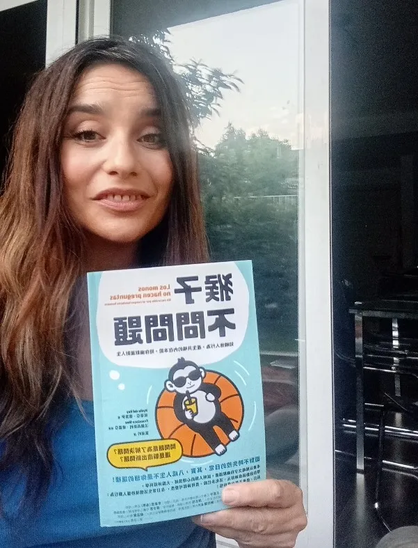 nyconene's tweet photo. Han cruzado medio planeta y ayer, por fin, llegaron a casa algunos ejemplares de la edición taiwanesa de #LosMonosNoHacenPreguntas 
Qué ilusión😍🙈 https://t.co/DEL6f1qXIq