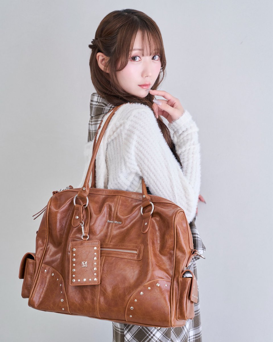 rosemuse_'s tweet photo. ┈𝑛𝑒𝑤 𝑎𝑟𝑟𝑖𝑣𝑎𝑙

"Wash fake leather 2way tote"
color : charcoal / brown / pink
¥12,100(tax in)

ウォッシュ生地がアクセントのトートバック

しっかりマチをつけ
A4サイズも入る大きなサイズ感で
通勤通学にもぴったりのアイテム

⁡ ↪︎web store 8/18(tue)20:00~

#RoseMuse https://t.co/eaHoFY68nz