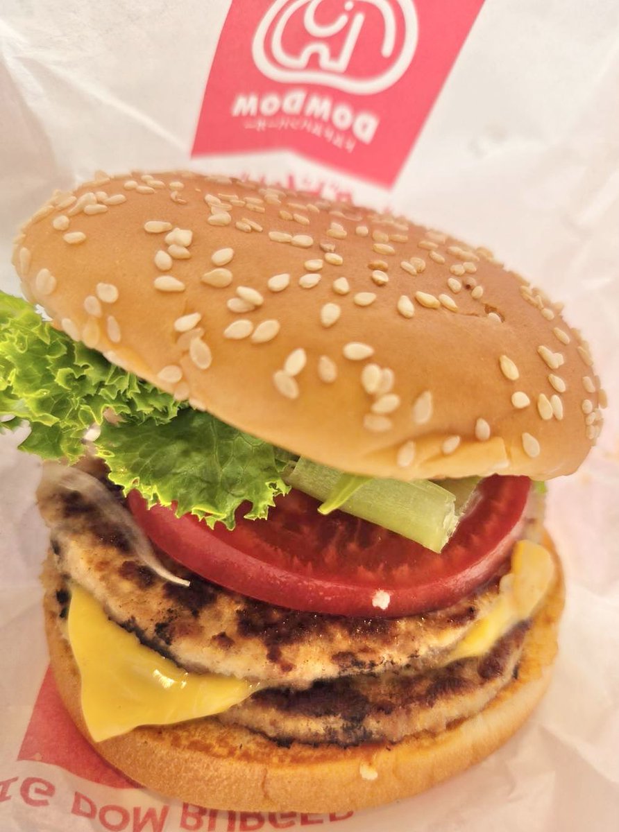 Arche_Archeion's tweet photo. 【ドムドムハンバーガー大須万松寺通店】
🦀丸ごと‼︎カニバーガー名古屋みそ味
🍔ビッグドム トマト&amp;チーズ

開店して間もないので結構並んでましたが念願の初ドムドム！柔らかカニ1匹を丸ごと唐揚げにした殻ごと食べれるカニバーガー！
揚げたカニのハサミに旗を持たせる事ができるぞ！
人の心ェ… https://t.co/XLpaTX9YIt