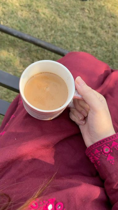 flowery143's tweet photo. تیری ہنسی چائے سے بھی زیادہ میٹھی لگی، یوں لگا جیسے محبت لبوں پر اُتر آئی ہو  #BreakingNews #News #NewsUpdate #Pakistan #PakistanNews #Trending #Viral #WorldNews https://t.co/Eo036tttzu
