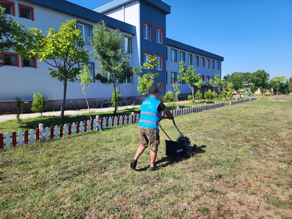 DuzceDsm's tweet photo. TOPLU ÇALIŞMA KAPSAMINDA OKULLARDA YAZ TEMİZLİĞİ DEVAM EDİYOR
  Kamu hizmeti yükümlüleri,toplu çalışma hizmeti kapsamında,Düzce Gümüşpınar Mehmetçik İlkokulunun temizliği ve bahçesinin ot biçme, budama işlemleri ile bakımını gerçekleştirdi.

@lutfullahates25 
 @KarabahceKenan https://t.co/KBTYXbnwyY