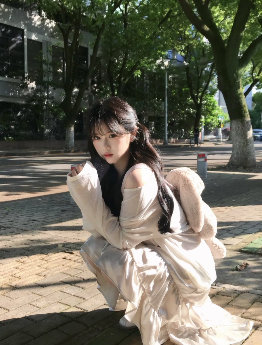 kimokimokimo00's tweet photo. 「派手に目立つ」って感じじゃないのに、近くで見るほど魅力が伝わるタイプの美女って正直一番惹かれるものがあるよね… https://t.co/JjjyYUFOjq
