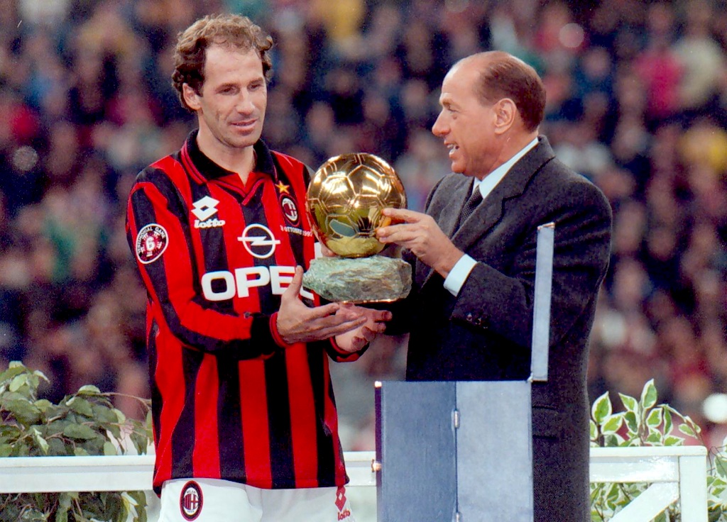 MilanUpdate's tweet photo. 💡Tahukah kamu?

Karena Baresi tidak pernah memenangkan penghargaan Ballon d'Or sepanjang kariernya (meski ia sangat layak mendapatkannya),  Silvio Berlusconi memberikannya sebuah "Bola Emas" secara simbolis di tengah lapangan saat laga testimoni perpisahannya. https://t.co/65NtGGansy