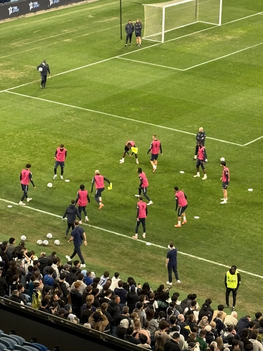 SpursInsight_'s tweet photo. Williams-Barnett was the only academy player involved in a senior-heavy rondo during today's session 

The numbered pink bibs may hint at tomorrow's starting XI vs Chelsea 

Maddison, VDV, Fernandes, Yang, and several youngsters were not involved ❌

📸 @EliasBurke | #COYS #THFC https://t.co/gnUMapwAnB