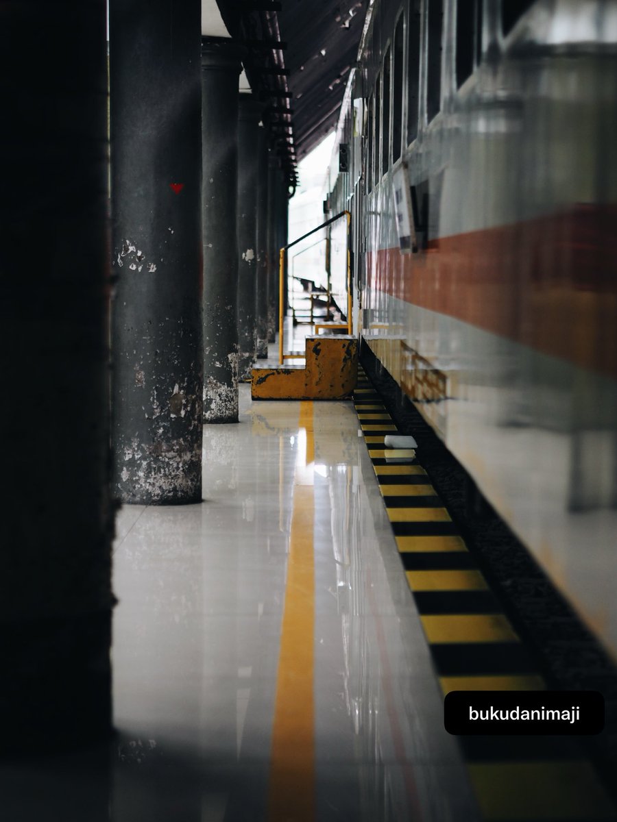 bukudanimaji's tweet photo. From my archive also:

Beberapa foto dari stasiun Medan - Kisaran, Sumatera Utara. https://t.co/7YYfW1cImb
