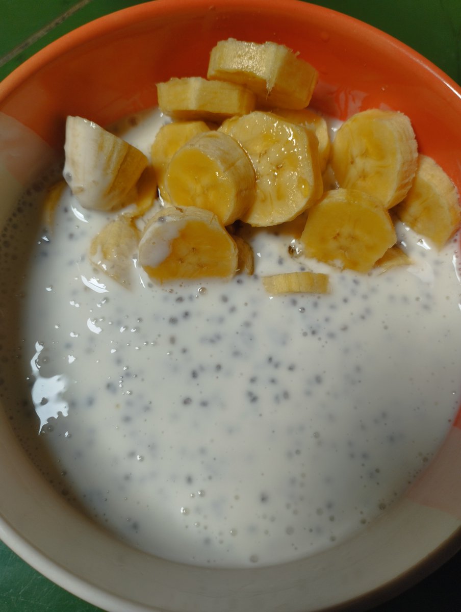 MomochiMochiee's tweet photo. @baseconvo Yogurt pisang chia seed https://t.co/Y6ETrO7pis