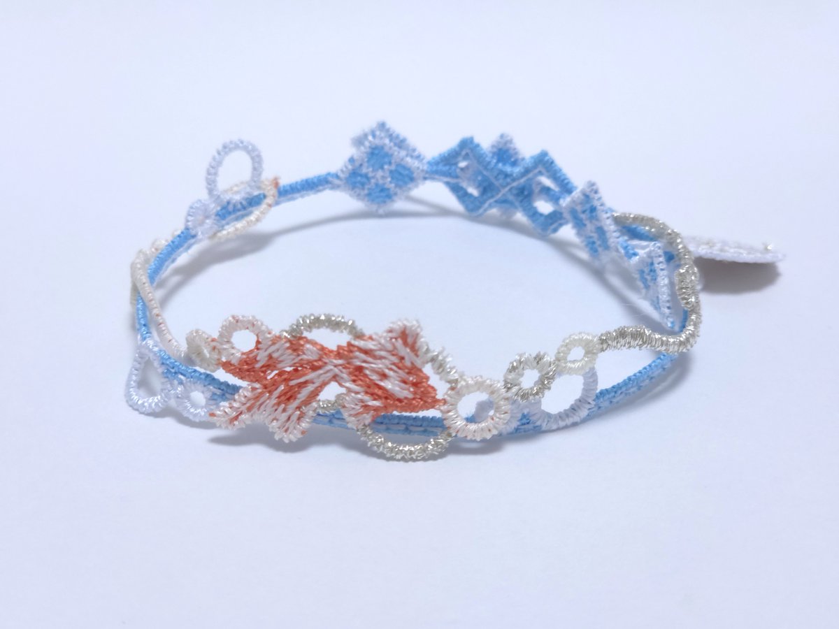AsagayaShinmei's tweet photo. 8月7日（金）より「神むすび雅　金魚」を頒布致します。水を泳ぐ姿が涼しげな金魚型の神むすび（ブレスレット型お守）です。色は1色(新色)で、初穂料は2000円です。奉製数に限りがございますので、無くなり次第頒布終了となります。郵送をご希望の方はリンク先をご覧くださいhttps://t.co/QAqLP9DByR https://t.co/U2h6kDgWtf