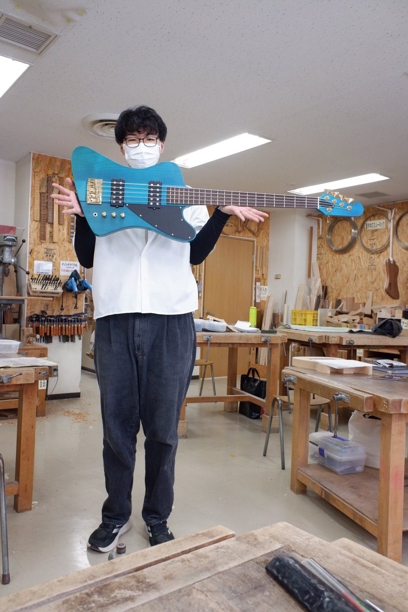 gcatokyo's tweet photo. ２年生SMZ君早くも今年度２本目の作品。スルーネックの５弦ベース完成です

#お茶の水でギターを作ろう 
#gcatokyo #espguitars #ギター 
#ギター製作 #ギタークラフト 
#スルーネック #木工 
#お茶の水 #御茶ノ水 https://t.co/filtPWAggH