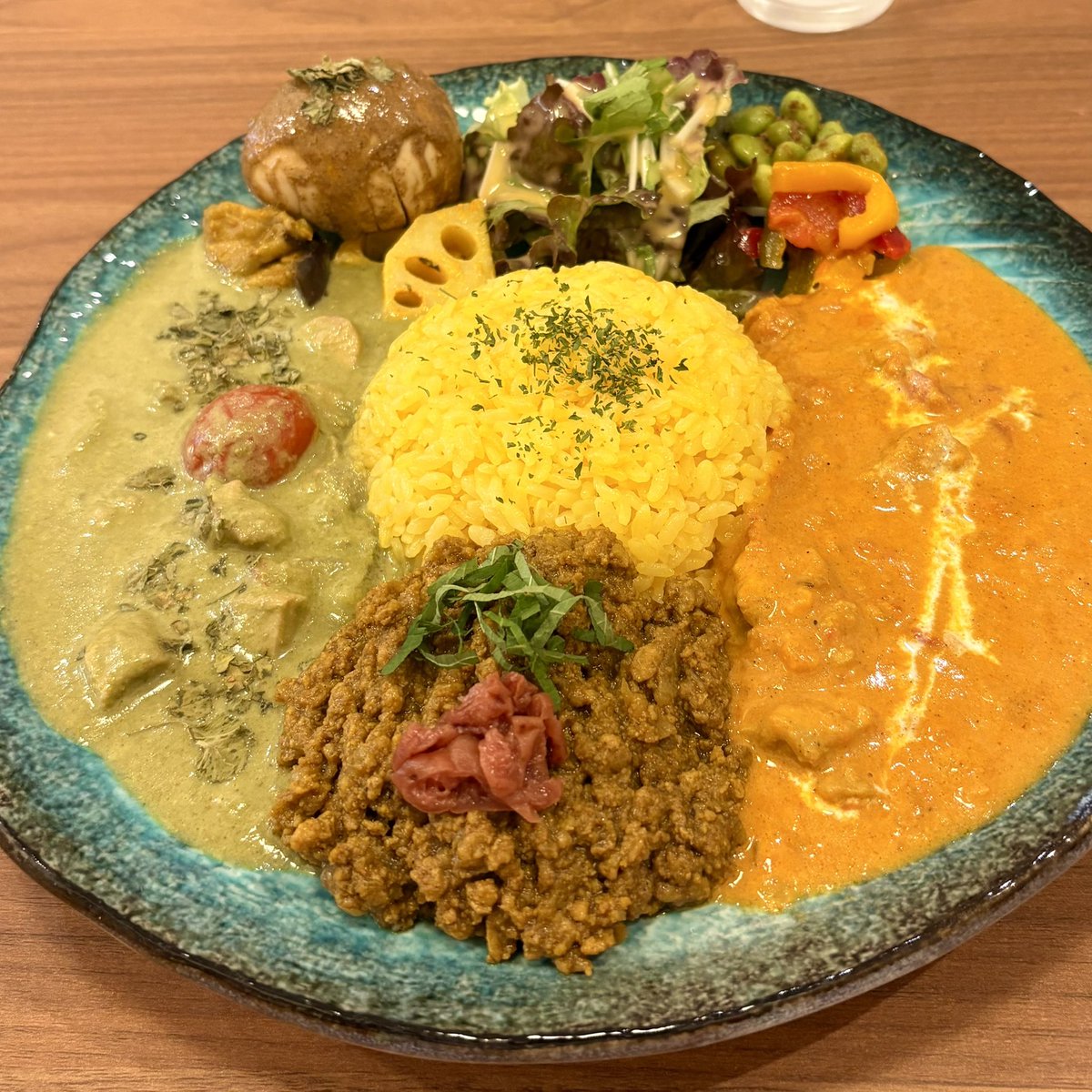 kusamooti's tweet photo. 今日の出張メシは堺東で「スパイスとお酒 kikcurry」さん。
三種あいがけスパイス煮卵トッピング。美味しかった。暑い時はカレー🍛やね。
#カレー部 https://t.co/4ShfcwrqGR