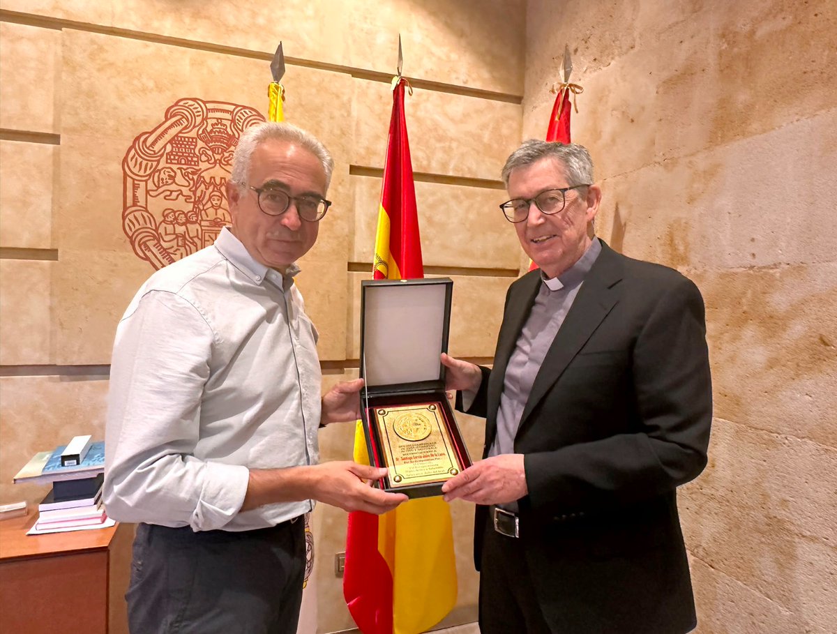 upsa's tweet photo. 🎖️ El Rector, Santiago García-Jalón de la Lama, ha recibido una placa #honorífica por su firme impulso al #envejecimiento digno, activo y #saludable, otorgado por la Red #Iberoamericana de Envejecimiento Activo y Saludable. https://t.co/PJqw8baeKL