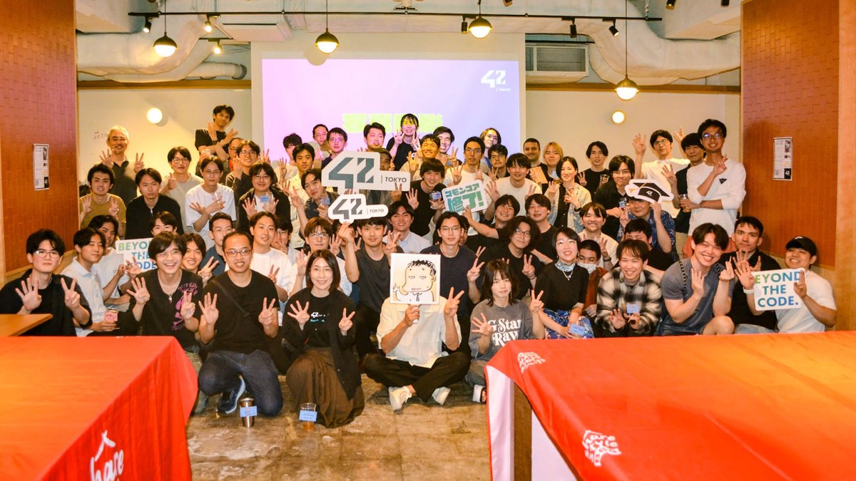 42_tokyo's tweet photo. Common Core修了生が集まる、BBQを開催！☀🍖

大学生や、エンジニア、医師など様々な分野で活躍する仲間約70名が集結🔥

美味しいお肉とお酒を片手に、校長・理事長のお話や修了生LTで会場は大盛り上がりでした！

42 Tokyoで出会った仲間との絆は、卒業してからもずっと続いていきます。 #42tokyoalumni