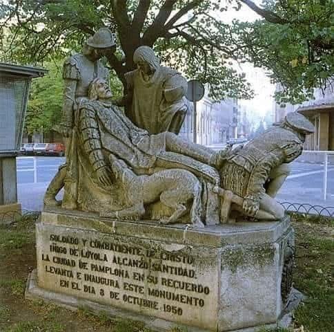 ArturoRojillo's tweet photo. "En primer lugar, Iñigo de Loyola no era santo en 1521, vaya que no... Sobrevivía como mercenario de señores más poderosos, y como tal intervino en la guerra de los Comuneros y luego en la de Navarra. Sobre su actitud vital, si visitáis por ejemplo la iglesia de Navarrete (La Rioja), podréis ver unas cartas en su archivo donde queda bien claro que tuvo al menos una hija, sin promesa de casamiento a la madre, naturalmente. Cosas de soldados, claro...

En segundo lugar, Iñigo de Loyola, capitán castellano, no estaba en ningún modo "defendiendo" Pamplona, sino ocupándola, por ser la capital de un reino conquistado en 1512. En su calidad (no sé si de santo o de soldado, juzgad vosotr@s mism@s) ordenó disparar los cañones del castillo de Santiago (en la actual plaza del Castillo) contra la propia ciudad que Ferrer-Dalmau dice que "defendía". Estrategia de defensa novedosísima, que quizás nosotr@s (por no ser santos como él) no podamos comprender.

En tercer lugar, el ejército que liberó Pamplona era taaaaaan francés, que cuando el ocupante Iñigo de Loyola resultó herido por una bala de cañón que le destrozó la pierna, quien se encargó de protegerle para que los ciudadanos (que habían sufrido el bombardeo) no le lincharan, y de llevarle luego sano y salvo hasta la muga de Navarra con Gipuzkoa fue el caballero Esteban de Zuasti, que según Ferrer-Dalmau, y con ese apellido tan poco hispano, debió de ser de los Zuasti de toda la vida de la douce France, claro que sí... 

No y mil veces no: el ejército liberador, el que consiguió el último mes de independencia para Navarra y mantuvo su puesto de igual a igual entre el resto de las naciones aquel mes de junio de 1521 no era solo francés. Pero si se cuenta así, se obvía intencionalmente la resistencia navarra a la conquista, a la que es mejor mantener bajo las siete llaves del olvido para que Ferrer-Dalmau y los que siguen contando la historia como él, puedan seguir manipulando la verdadera memoria. 

Esa misma memoria oculta que hace que el "Santo" (Iñigo de Loyola, no Roger Moore, que quedaría bastante mejor) mantenga increiblemente a día de hoy una estatua en el centro de la ciudad que ordenó bombardear. Caso único y que creo no se dará en ninguna otra ciudad bombardeada del mundo, y que al cambio actual, sería como si el general Macarthur tuviera una estatua dedicada en Hiroshima o Nagasaki. 

Por cierto: Esteban de Zuasti participó en la Batalla de Noain, y tras la derrota del bando franco-navarro tuvo que exiliarse, yendo a morir en la campaña de Hondarribi, el último lugar a este lado de los Pirineos donde ondeó libremente la bandera del carbunclo y las flores de lis. 

Por supuesto, y como Dios manda, él no tiene ninguna estatua dedicada, ni en Pamplona ni en ningún otro lugar de Navarra. Afortunadamente, Ferrer-Dalmau tampoco le dedicará jamás uno de sus cuadros."
Autor: @mikel_zuza