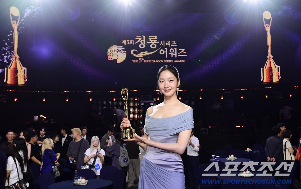 kimgoeunphofc's tweet photo. #KIMGOEUN’s official photographs as Daesang winner of the 5th Blue Dragon Series Awards 🩵

#김고은 https://t.co/k7nN5Z1sGr