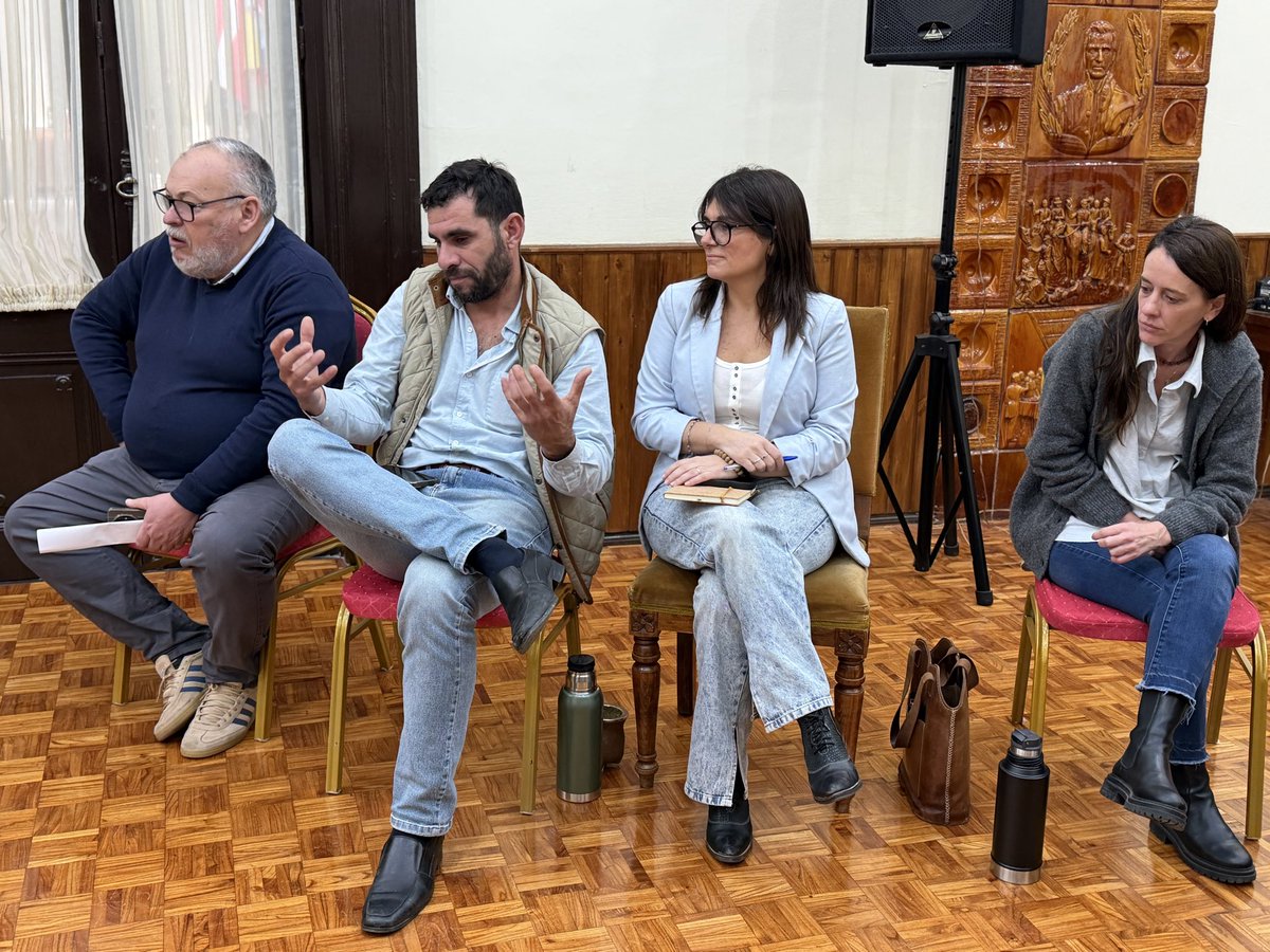 PajaroEnciso's tweet photo. Mantuvimos importante jornada de trabajo con el equipo @FloridaIDF para repasar la
agenda del departamento y coordinar planes de prevención ante eventuales inclemencias
climáticas. Planificar e informar para cuidar a los floridense https://t.co/V7Z5iBFxOp