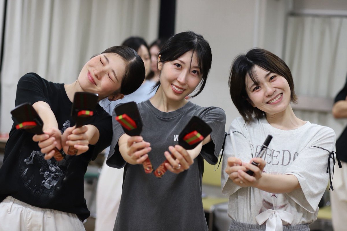 honami_shibuya's tweet photo. #シタチノ #渡鳴る 
特典付き前売り券がゲットできるのは本日23:59まで��️

想いを込めてブロマイドに色々書かせていただきます！
ゲットしてもらえたら嬉しいです🪭✨

輝々の時も今も、支え寄り添ってくれる大好きなお姉様たち。

🎫 https://t.co/3xRhvdnwrf https://t.co/6IRESMuwgs