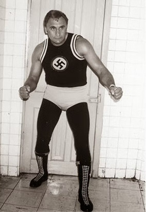 MNI_CDMX's tweet photo. La noche enardecía. Los gritos de la multitud resonaban entre las gradas de la Arena Monterrey, cada ovación más intensa que la anterior. Rudos contra técnicos, la gran derrota del legendario luchador Raúl Mata.

Primera caída, segunda caída, y en la definitiva el silencio se quebró en un solo coro: había nacido un nuevo campeón. 

Se trata de El Nazi y está es su historia. Tira el hilo 🧵🧵🧵