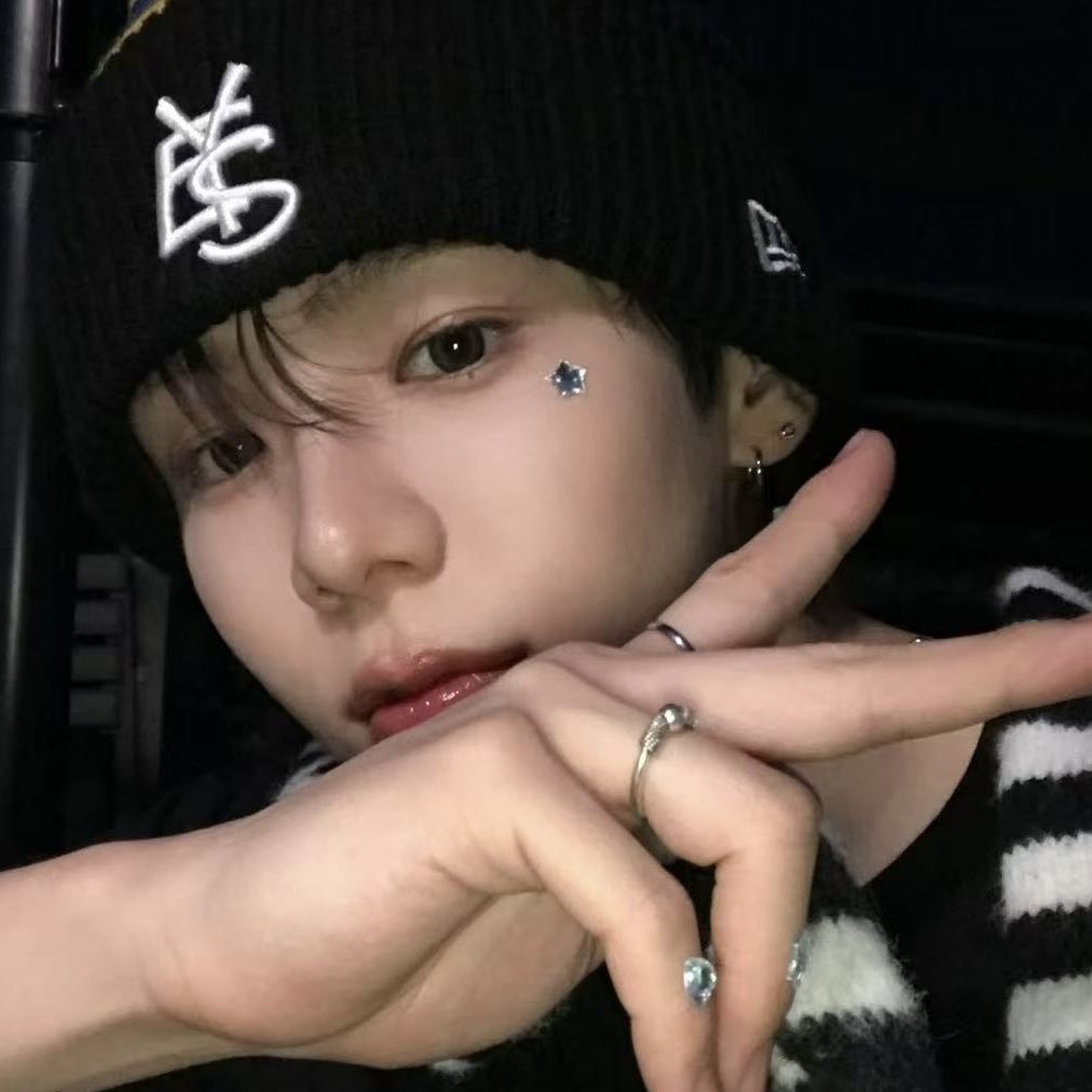 sho_mevol's tweet photo. 好喜欢taro往脸上贴东西 特别俏皮可爱 以后有机会的话也多多贴吧 https://t.co/i5iGdykxpo