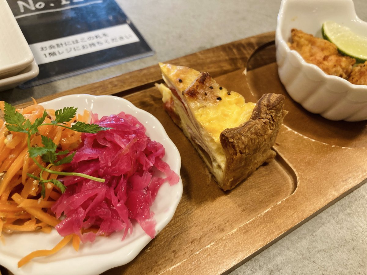 ayaka0429's tweet photo. 野球中止になっちゃったので休肝日にしようと家に帰ったものの、結局ご近所パン屋さん立ち飲みに来ちゃった人 https://t.co/SHqoUhjNq5