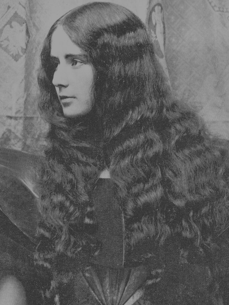 Geiyu3's tweet photo. I can see Eileen Prince as the kind of girl who had remarkably long hair. https://t.co/pg3ig4aSZS