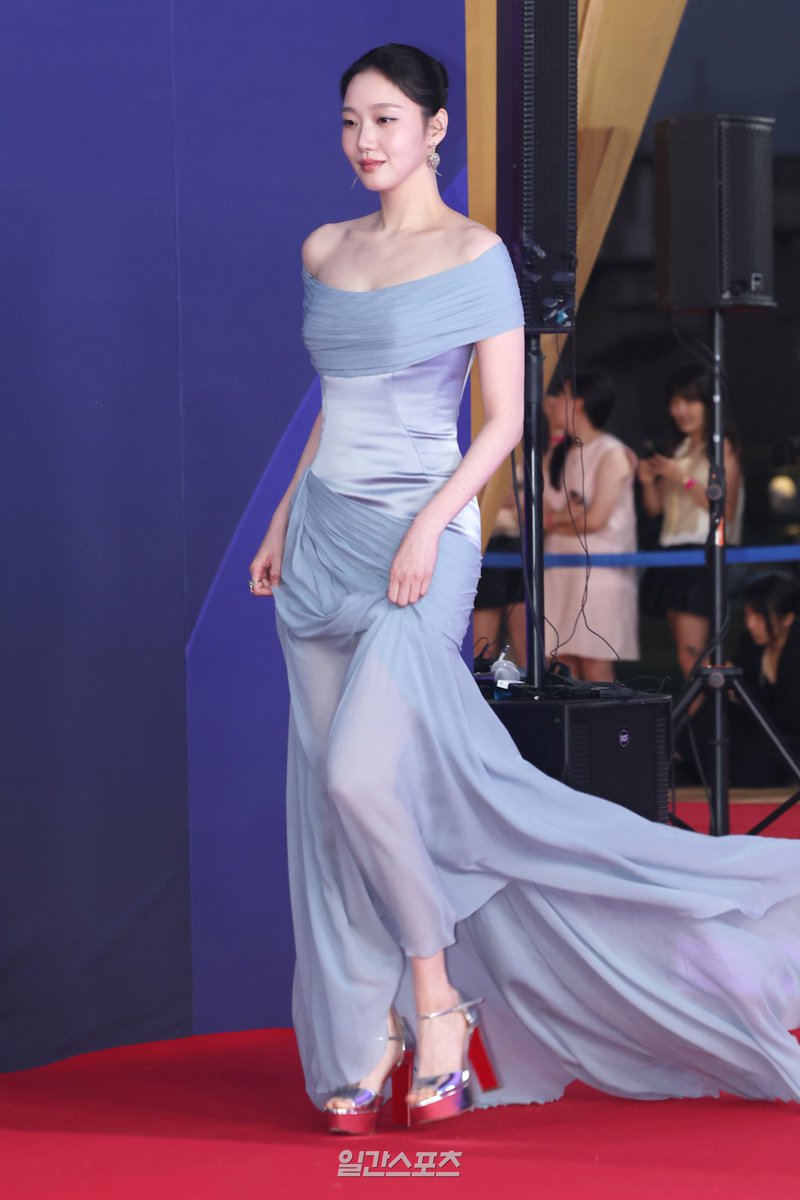 cpjing8888's tweet photo. #KimGoEun 1st and 5th Blue Dragon Series Awards appearance bears resemblance in terms of hairstyle and dress color. https://t.co/G5kT7QA9lE