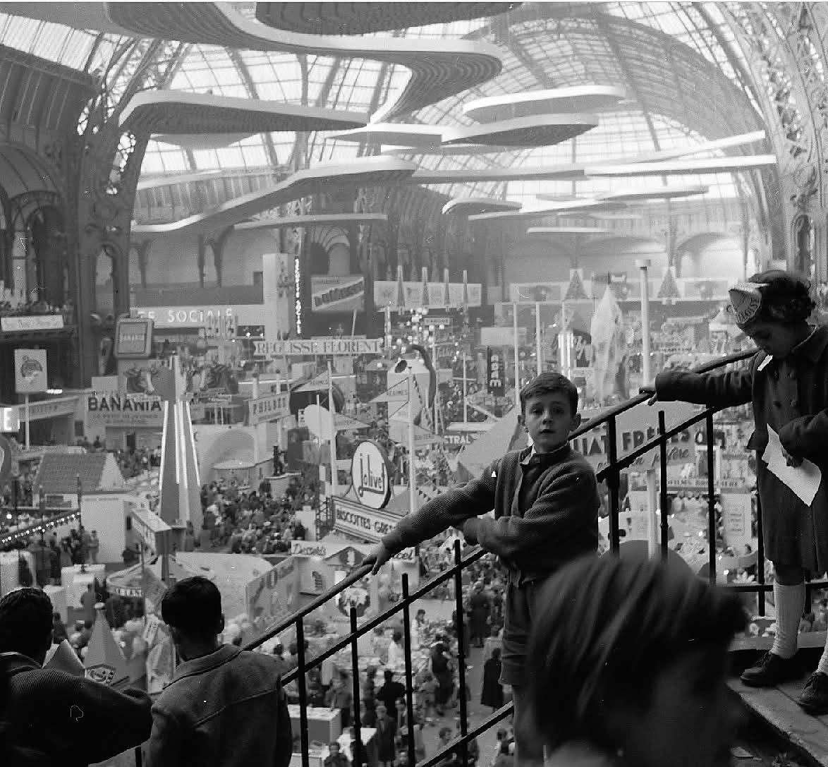 ParisAMDParis's tweet photo. Janine Niépce. 
Salon de l'Enfance au Grand Palais 
c.1955. Paris https://t.co/wE88uAJAWE