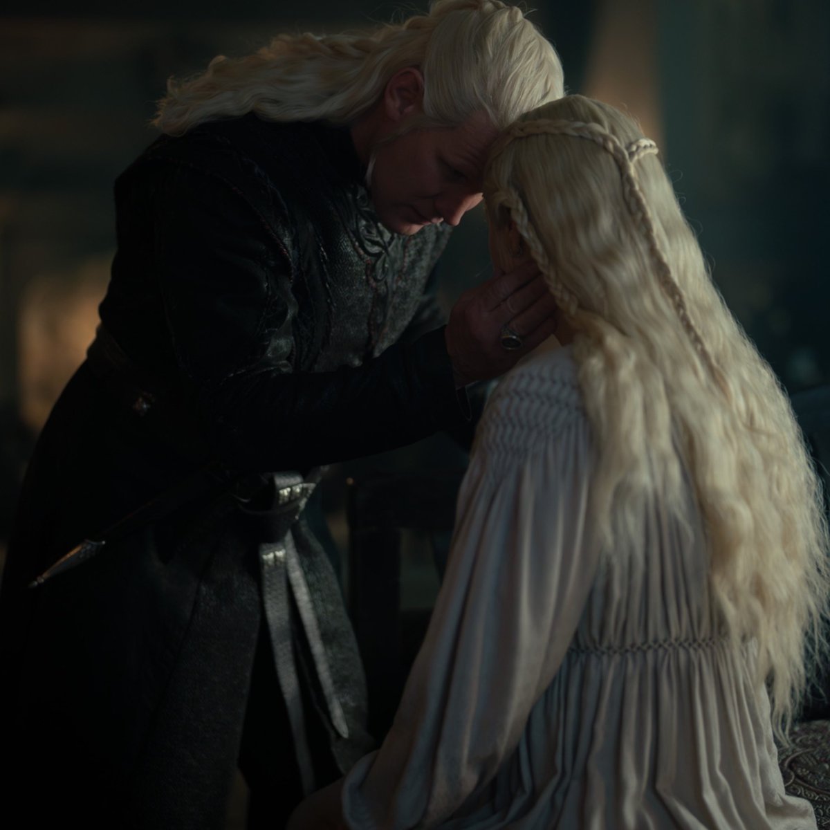 smithcelblondie's tweet photo. Daemon comforting Rhaenyra 😭 #HouseOfTheDragon https://t.co/Rx9l22ncOv