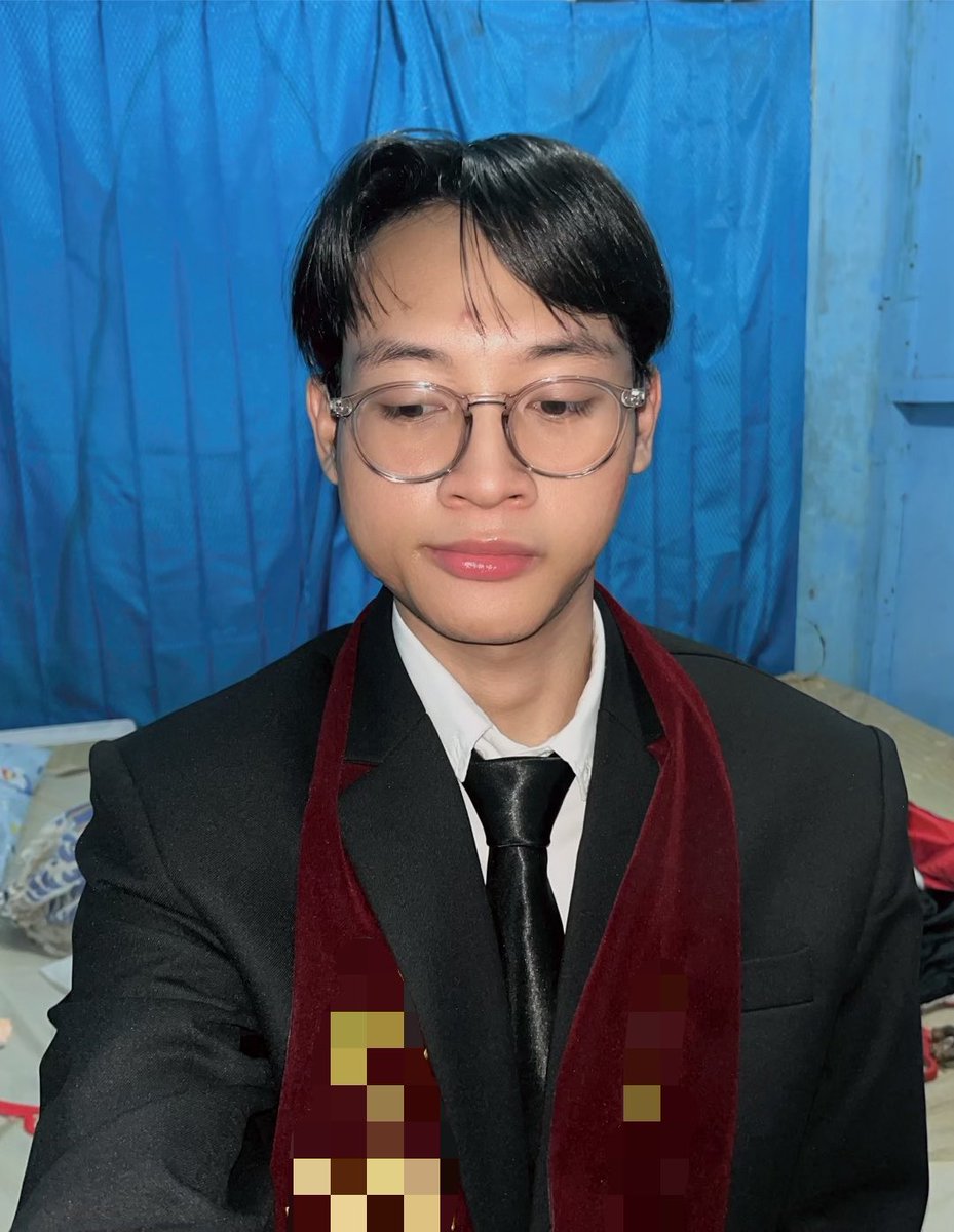pinovio0's tweet photo. guys, hair style mana yg lebih oke biar dosen penguji nanti ga banyak nanya waktu sidang?? https://t.co/HtgDOrosDV