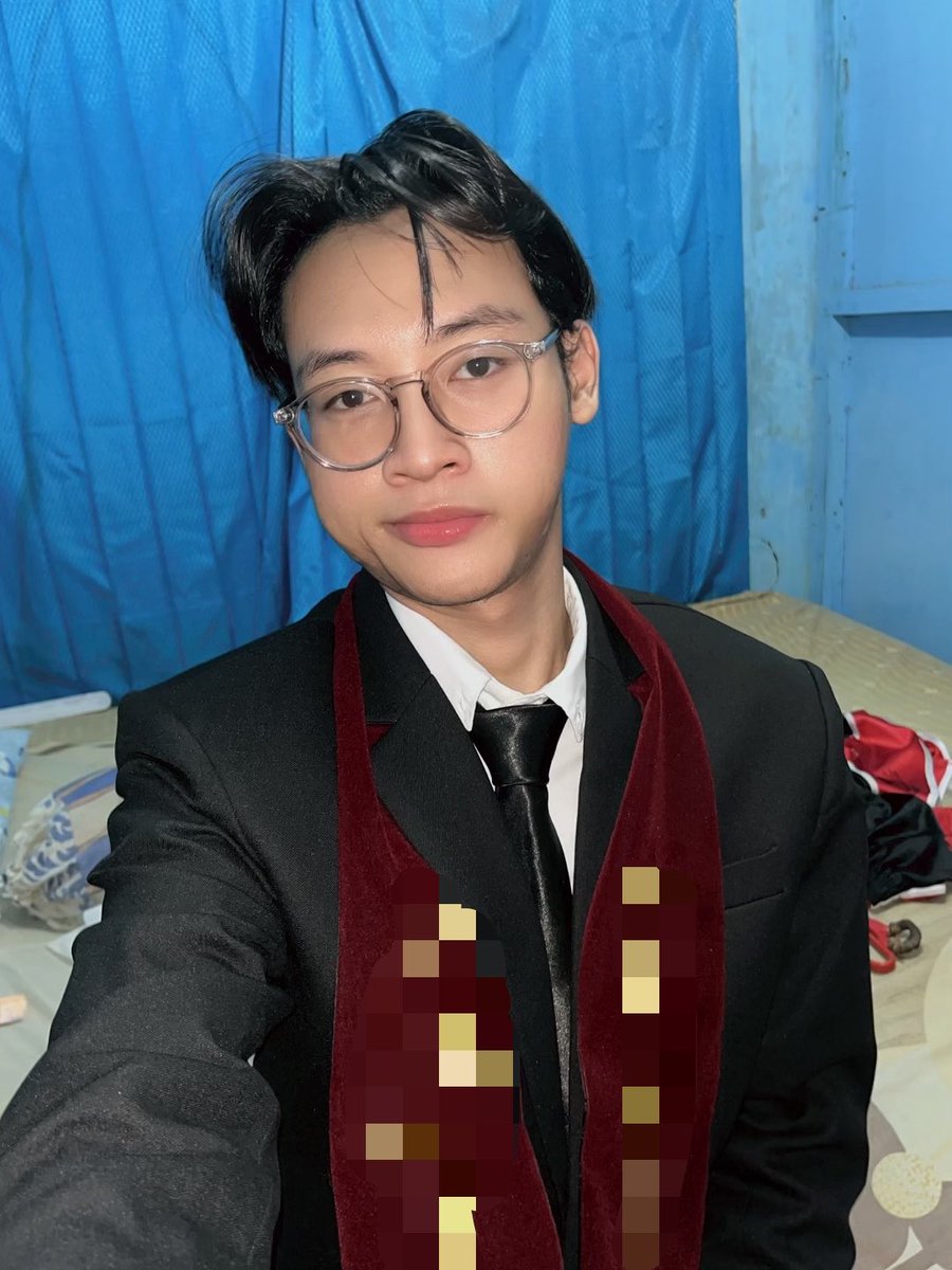 pinovio0's tweet photo. guys, hair style mana yg lebih oke biar dosen penguji nanti ga banyak nanya waktu sidang?? https://t.co/HtgDOrosDV