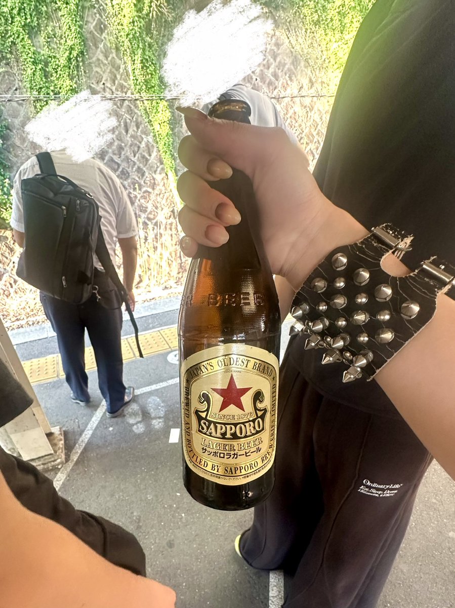 byan_x_2's tweet photo. 酒缶持って電車乗るヤツはよく見るが、私ともなると瓶ビールを店から持ってくる❣️🤗 https://t.co/uomLqS1xEe