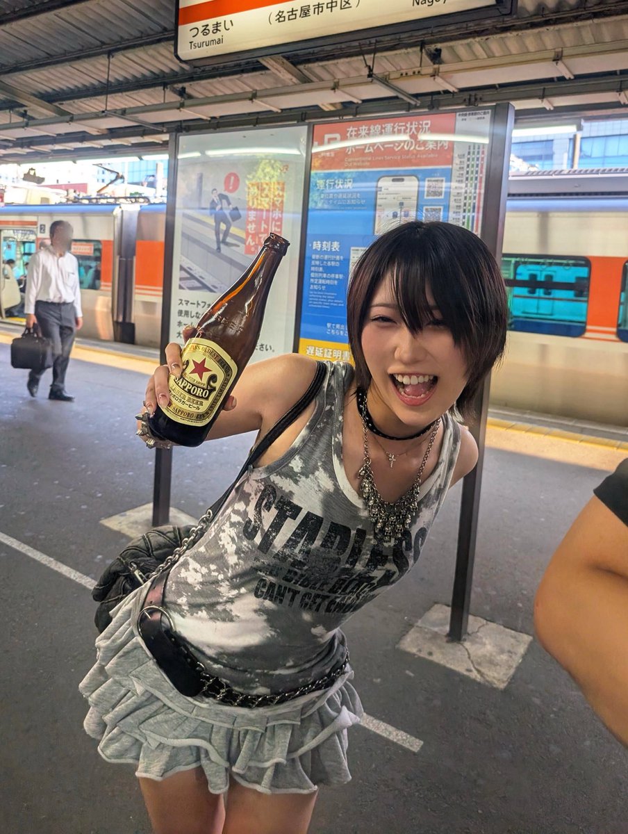 byan_x_2's tweet photo. 酒缶持って電車乗るヤツはよく見るが、私ともなると瓶ビールを店から持ってくる❣️🤗 https://t.co/uomLqS1xEe