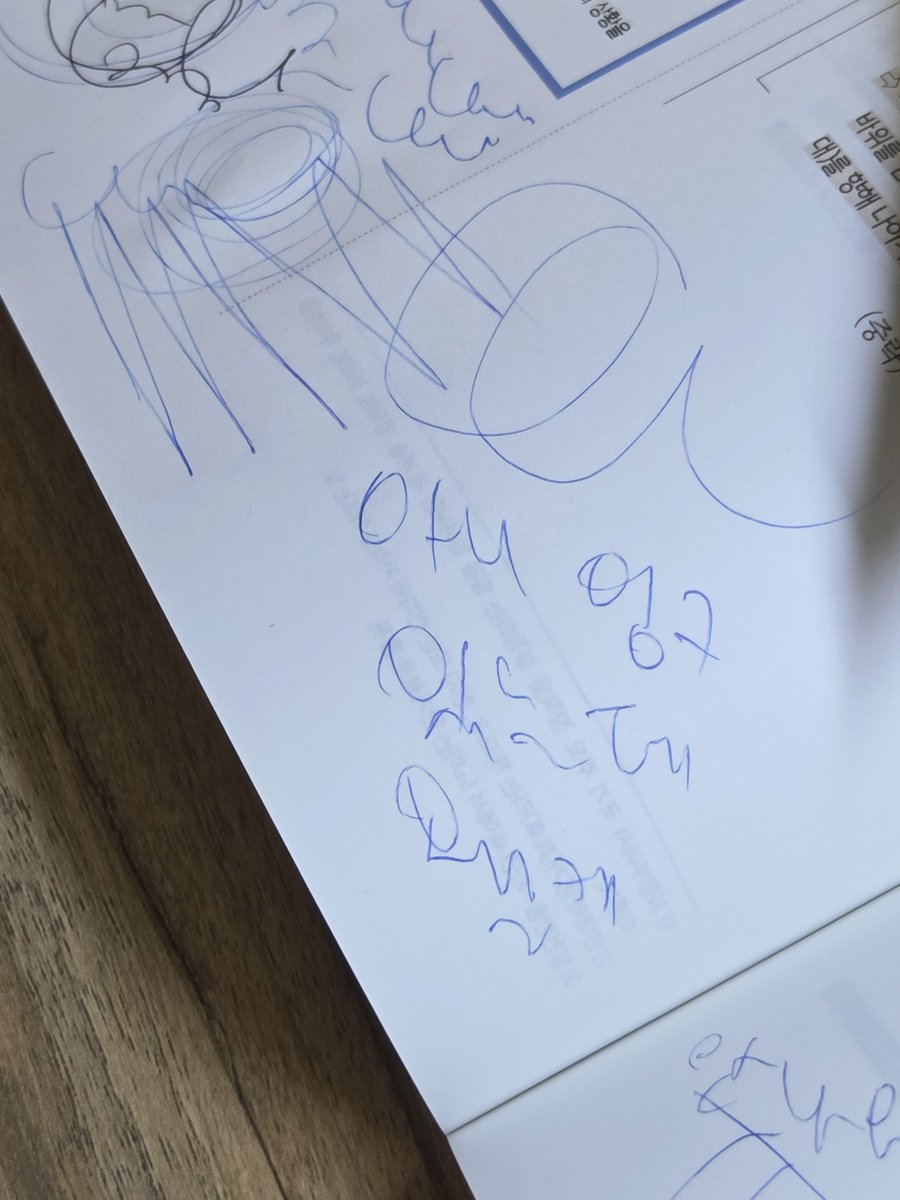 minimim_9's tweet photo. 볼펜도 안 나오고 색연필도 부러졋고 수학 문제도 너무너무너무 안 풀린 ㄹㅈㄷ 억까day https://t.co/tAPff0tWXu