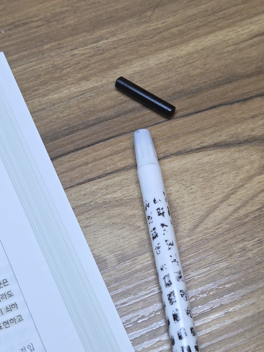 minimim_9's tweet photo. 볼펜도 안 나오고 색연필도 부러졋고 수학 문제도 너무너무너무 안 풀린 ㄹㅈㄷ 억까day https://t.co/tAPff0tWXu