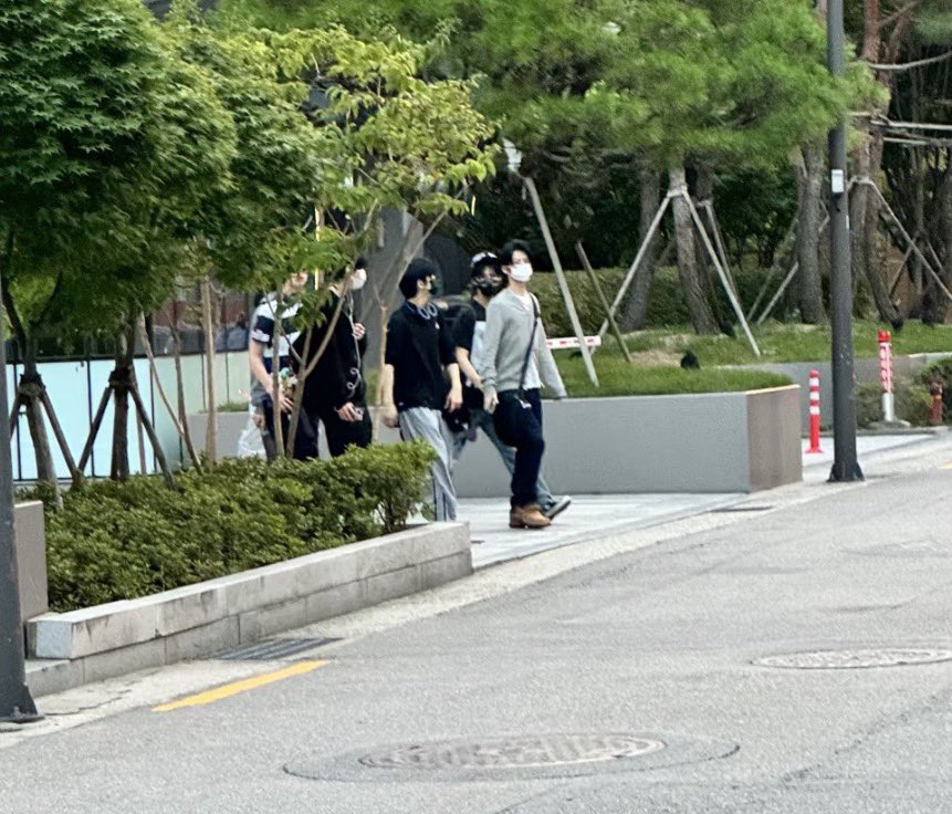 predebutwait's tweet photo. 5 YG trainees were seen today!
it seems to be headphones boy, yellow hat boy, nike boy, visual boy, and mysterious boy!

#YGNBG https://t.co/g8T0dhxqgl