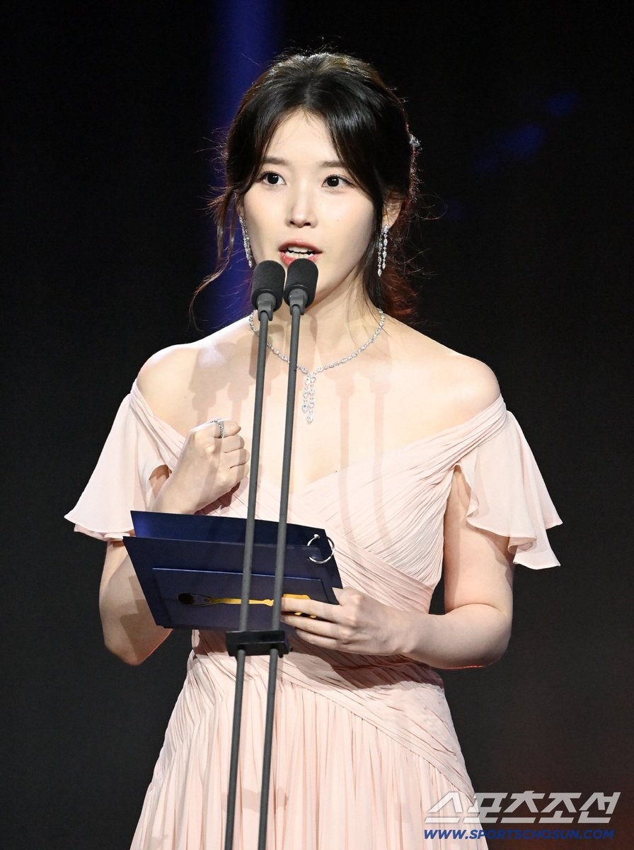 iuedelweiss's tweet photo. 260731 아이유 제5회 청룡 시리즈어워즈 기사사진

#아이유 #IU #청룡시리즈어워즈 https://t.co/5BKztxz8Ps