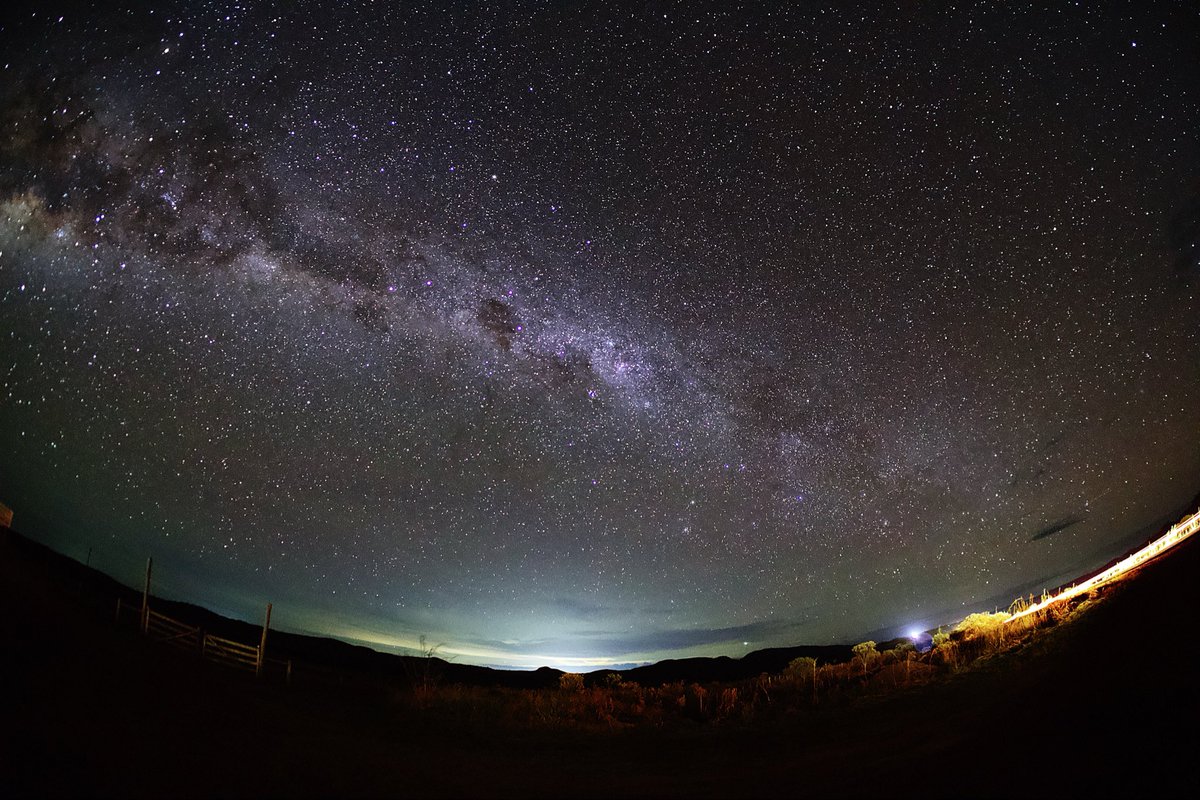 ImbFrank's tweet photo. Under the purest skies of #Brazil ✨
#ChapadadosVeadeiros, Goiás — one of the darkest places on #Earth. The #MilkyWay rises with the #galactic center in full glory. #TTArtisan 7.5mm f/2.0 #fisheye on #SonyA6400. #Nature’s original #planetarium. https://t.co/LDUhpF2pGm