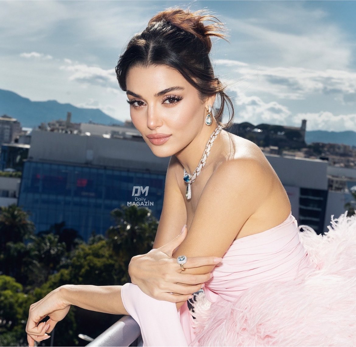 arab2turk's tweet photo. #HandeErçel 
هاندا ارتشيل : احيانا يختلط علي الامر بين هاندا ارتشيل و هاندا 
هاندا ارتشيل اصبح لديها حماية قوية جدا بينما هاندا لاتزال تواجه بعض صعوبات الحياة 

مثلا كوني هاندا عندما افتح قلبي إلى الناس يوجد طرف بي يتأذى بالرغم من ذلك لا اريد ان ابني الحماية الكاملة حولي مثل هاندا ارتشيل لان احيانا يكون من الجيد ان تشعر بالألم والحزن لان الناس تحتاج ان تجرب جميع مشاعرهم