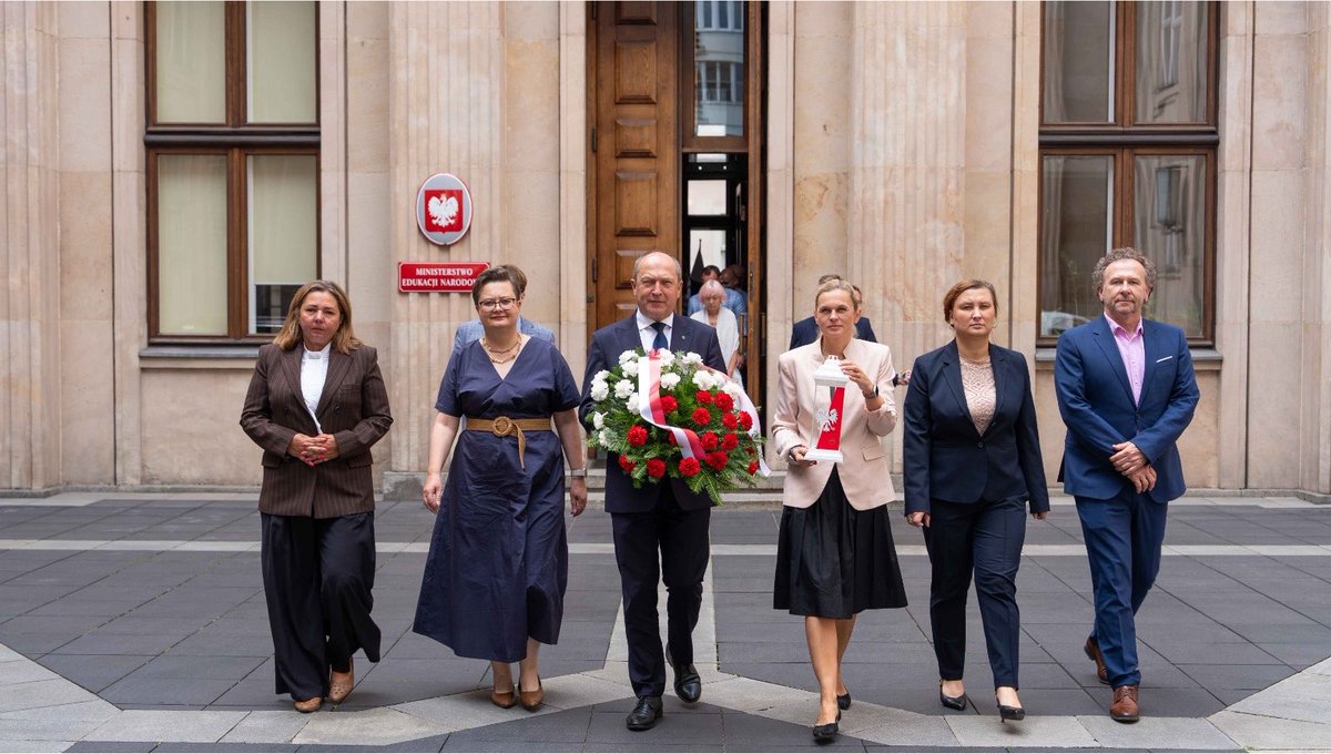 MEN_GOVPL's tweet photo. 🇵🇱 W przededniu 82. rocznicy Powstania Warszawskiego Ministra Edukacji @barbaraanowacka wraz z wiceministrami i pracownikami MEN oddała hołd uczestnikom i ofiarom Powstania Warszawskiego oraz II wojny światowej. 

Przed tablicą pamiątkową na gmachu MEN przy Alei Szucha 25, który to budynek w trakcie wojny był siedzibą tajnej niemieckiej policji Gestapo oraz miejscem krwawych przesłuchań i kaźni polskich bohaterów zostały, złożone kwiaty i zapalony symboliczny znicz.🕯️

Cześć i chwała Bohaterom!
