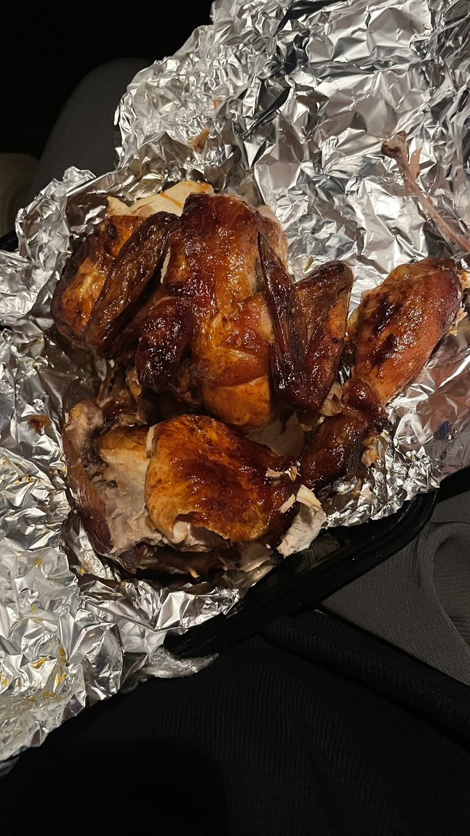 Neptune_0526's tweet photo. Mampir ke Hero niatnya mau beli alpukat, tapi tergoda sama roast chikkinnnnya🍗Alhasil gadoin 1 ekor sendiri diparkiran 😋 https://t.co/LnGoczBXJT