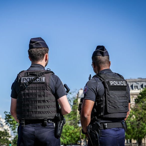 AlertesInfos's tweet photo. 🇫🇷 FLASH | Adam (prénom modifié), qui rêvait de devenir policier, avait vu sa candidature rejetée en 2021 en raison d’une "tabâa", une marque pouvant apparaître sur le front de certaines personnes pratiquant régulièrement la prière musulmane. 

L’administration avait estimé que cette "marque liée à une pratique religieuse assidue" était "incompatible avec les exigences de laïcité et de neutralité attachées aux fonctions de policier".

5 ans plus tard, le Conseil d’État lui donne raison : cette décision est annulée et Adam peut désormais présenter sa candidature pour intégrer la police.

(Le Parisien)