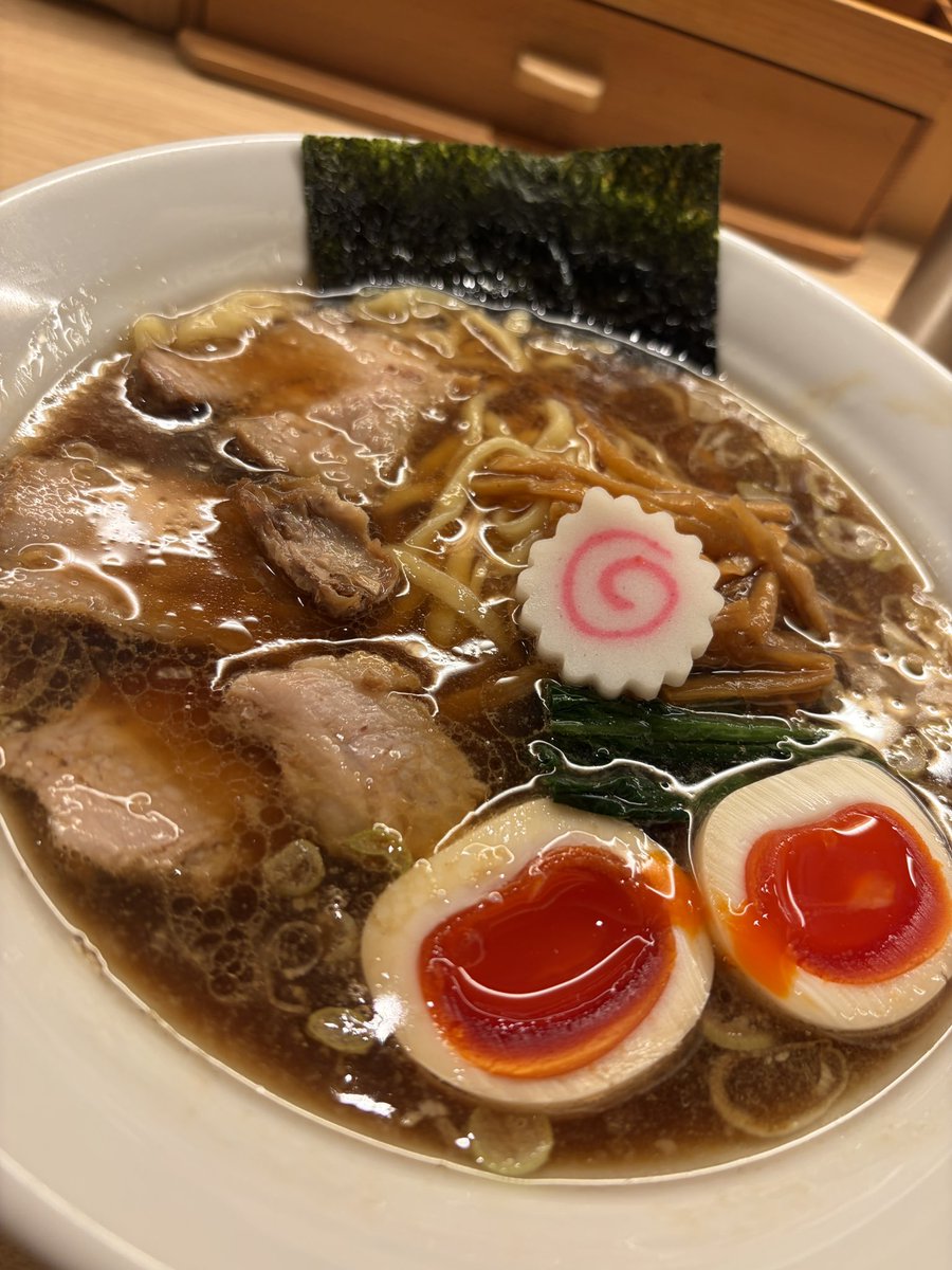 AK2K_'s tweet photo. ヤエチカ　
東京ラーメン横丁
長岡食堂

空いてたのと醤油ラーメンは老いた身体に優しいので入ってみた。※とんこつは脂が分解できず腹を壊す😩
ほんのり生姜が効いていて食べやすかった👌 https://t.co/NNDPRGcF1x
