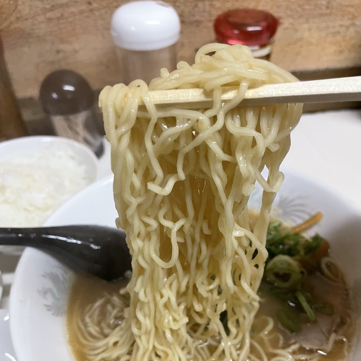 modoki_jpn's tweet photo. ほうらいけん　Ａ定食（ライス、そば）をいただきました😋豚骨スメル漂う店内😆クサウマな一杯が最高〜😁ライス🍚にタクアンとおでんの玉子までついて900円は超うれしい☺️中華そばにはメンマと薄切りチャーシューにネギ😚胡椒をタップリかけて一気に完飲完食❗️うましっ‼️ https://t.co/qjCWrydQ1H