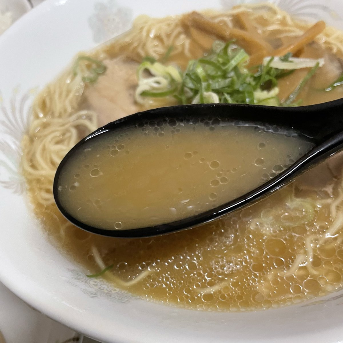 modoki_jpn's tweet photo. ほうらいけん　Ａ定食（ライス、そば）をいただきました😋豚骨スメル漂う店内😆クサウマな一杯が最高〜😁ライス🍚にタクアンとおでんの玉子までついて900円は超うれしい☺️中華そばにはメンマと薄切りチャーシューにネギ😚胡椒をタップリかけて一気に完飲完食❗️うましっ‼️ https://t.co/qjCWrydQ1H