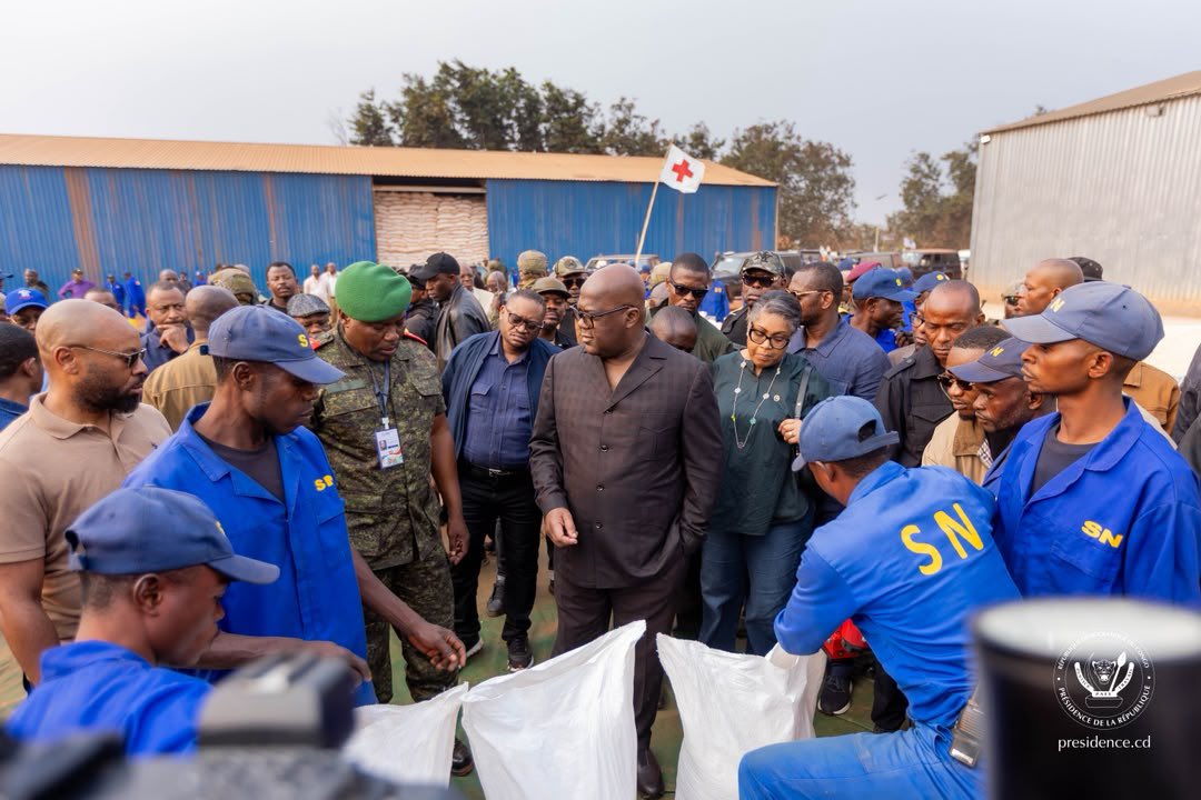 Presidence_RDC's tweet photo. Le Président de la République, Félix-Antoine Tshisekedi Tshilombo, a effectué une visite d'inspection stratégique au cœur du pôle agro-industriel de Kaniama-Kasese, dans la province du Haut-Lomami, ce vendredi 31 juillet 2026.

Ce déplacement vise à évaluer sur le terrain l'impact des investissements consentis pour l'autosuffisance alimentaire nationale, à travers notamment les installations de stockage de maïs, les unités d’élevage et le chantier des futurs silos industriels, dont la capacité globale atteindra 30 000 tonnes. Sur place, le Chef de l’État a remis un lot d'engins agricoles modernes pour optimiser les rendements des équipes du Service National. 

Cette visite concrétise l'ambition du Président de la République de faire de Kaniama-Kasese le fer de lance de la lutte contre la dépendance alimentaire de la RDC (notamment pour le maïs), tout en assurant une réintégration sociale réussie des jeunes en rupture de ban et des anciens miliciens, désormais formés comme « Bâtisseurs de la Nation ».