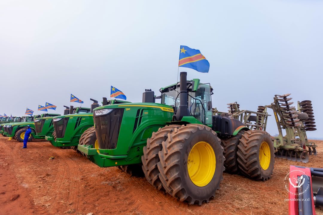 Presidence_RDC's tweet photo. Le Président de la République, Félix-Antoine Tshisekedi Tshilombo, a effectué une visite d'inspection stratégique au cœur du pôle agro-industriel de Kaniama-Kasese, dans la province du Haut-Lomami, ce vendredi 31 juillet 2026.

Ce déplacement vise à évaluer sur le terrain l'impact des investissements consentis pour l'autosuffisance alimentaire nationale, à travers notamment les installations de stockage de maïs, les unités d’élevage et le chantier des futurs silos industriels, dont la capacité globale atteindra 30 000 tonnes. Sur place, le Chef de l’État a remis un lot d'engins agricoles modernes pour optimiser les rendements des équipes du Service National. 

Cette visite concrétise l'ambition du Président de la République de faire de Kaniama-Kasese le fer de lance de la lutte contre la dépendance alimentaire de la RDC (notamment pour le maïs), tout en assurant une réintégration sociale réussie des jeunes en rupture de ban et des anciens miliciens, désormais formés comme « Bâtisseurs de la Nation ».