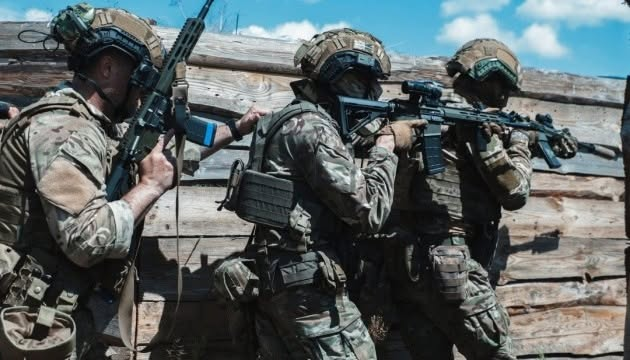 bwwtw's tweet photo. Останніми днями знову почали лунати заяви про те, що "все йде завершення". В тому числі, вчора і сьогодні - з кремля. Скажу так: якщо рф у вересні не розпочне мобілізацію, а у ЗСУ розформують штурмові полки - це будуть ключові сигнали. Детальніше у моєму свіжому випуску. https://t.co/N2UZdCQXvK